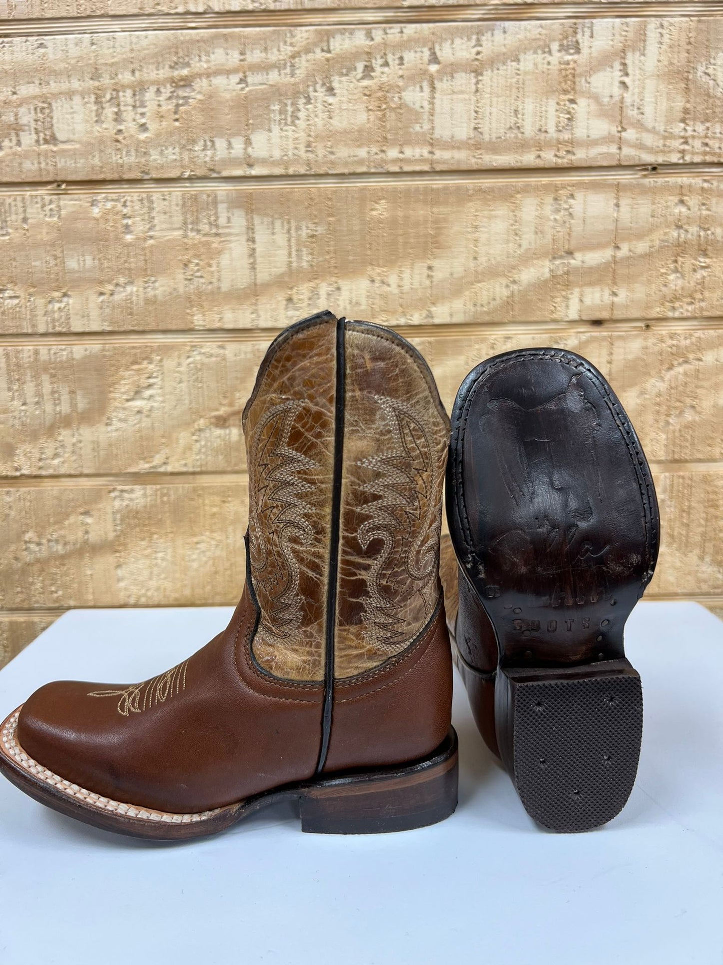 BOTA JR ESTILO VAQUERO PIEL RES COLOR CHEDRON HORMA RODEO