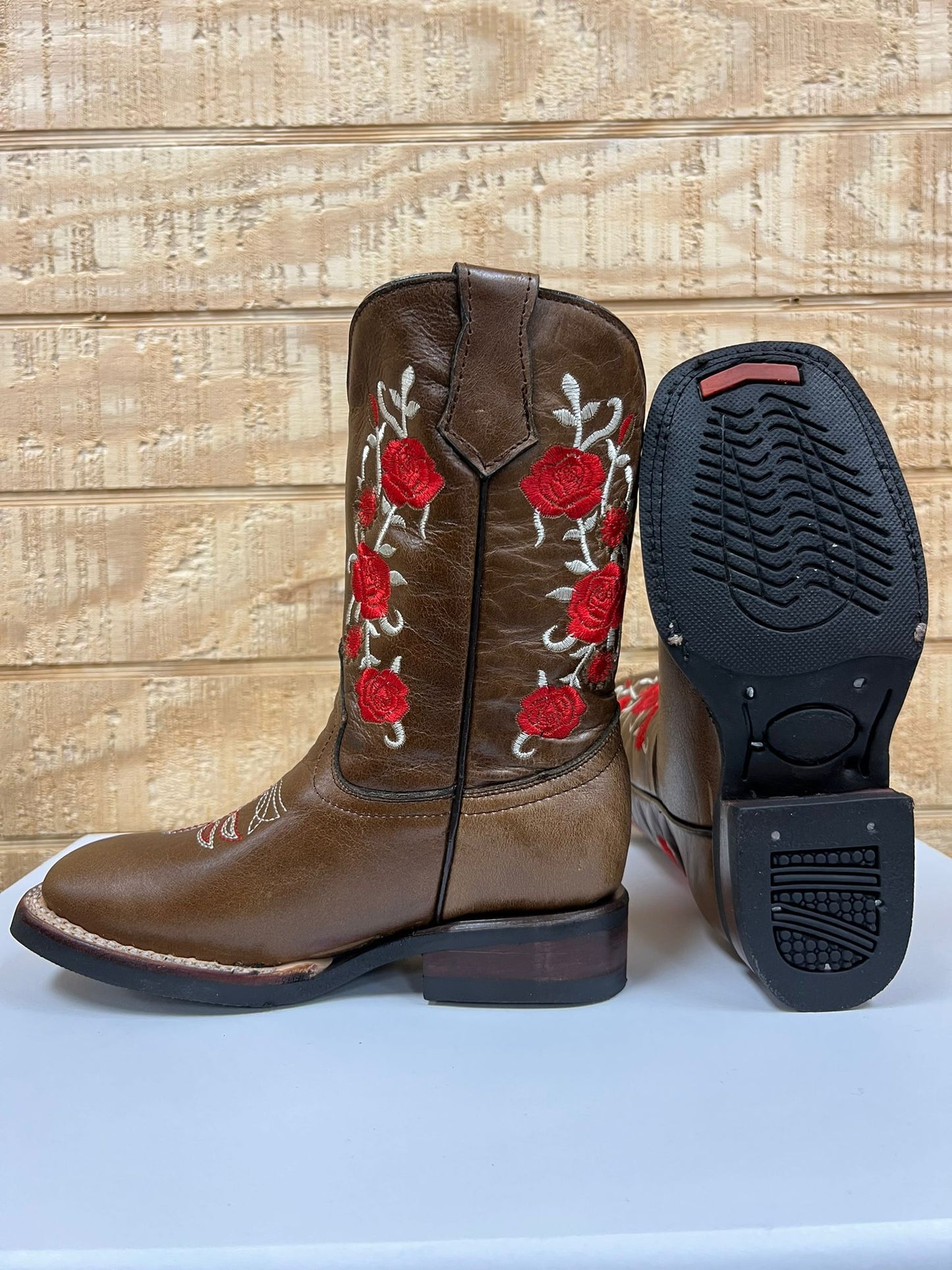 VAQUERITA JR 6 FLORES ROJAS PIEL RES NATURAL COLOR MIEL HORMA DE HULE