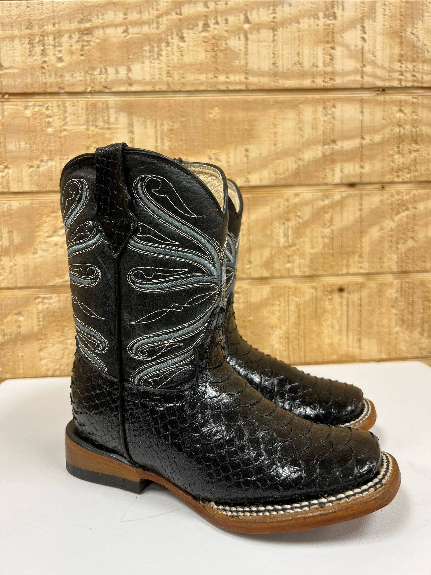 BOTA JR PIEL PITON COLOR NEGRO