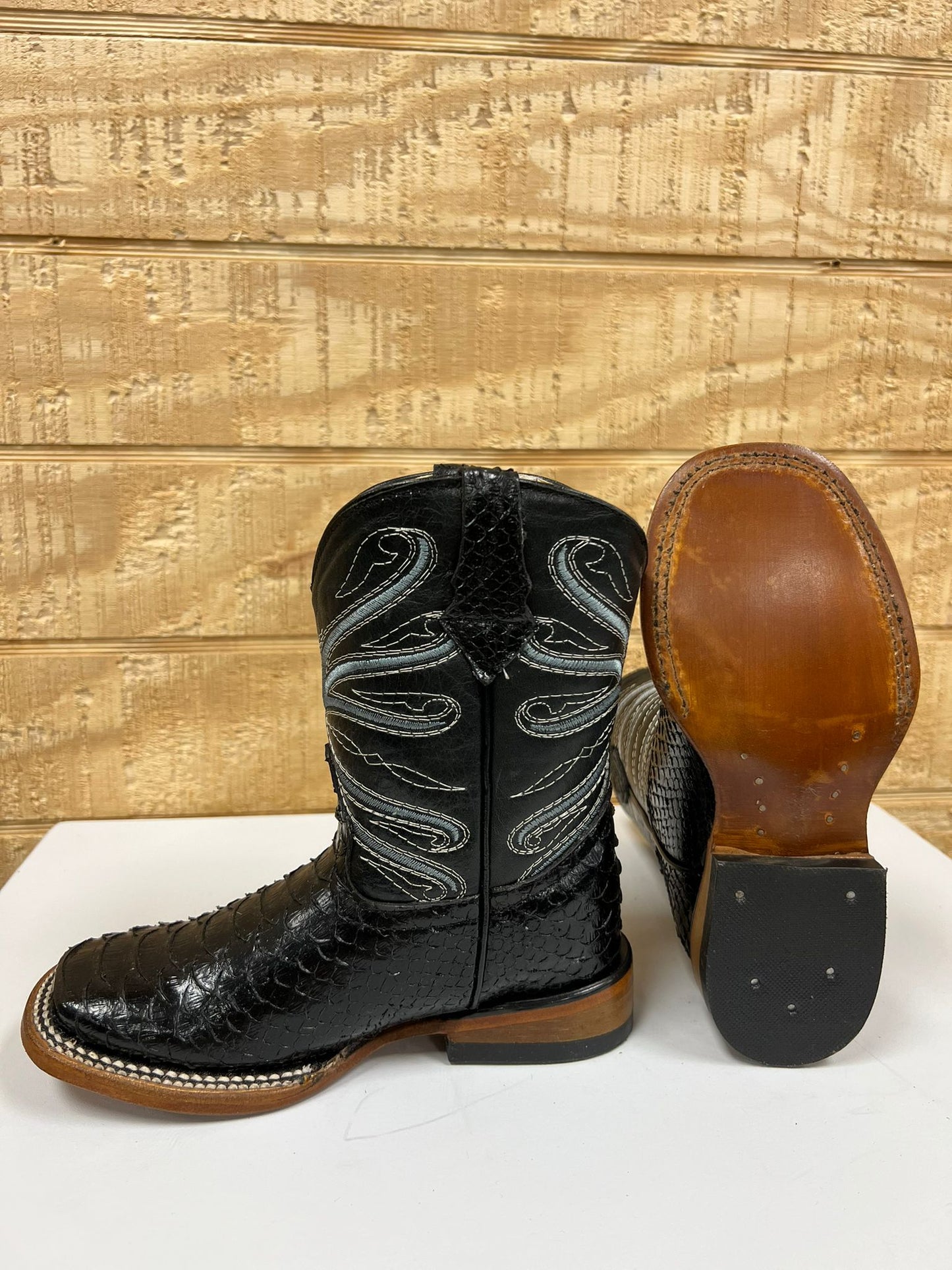 BOTA JR PIEL PITON COLOR NEGRO