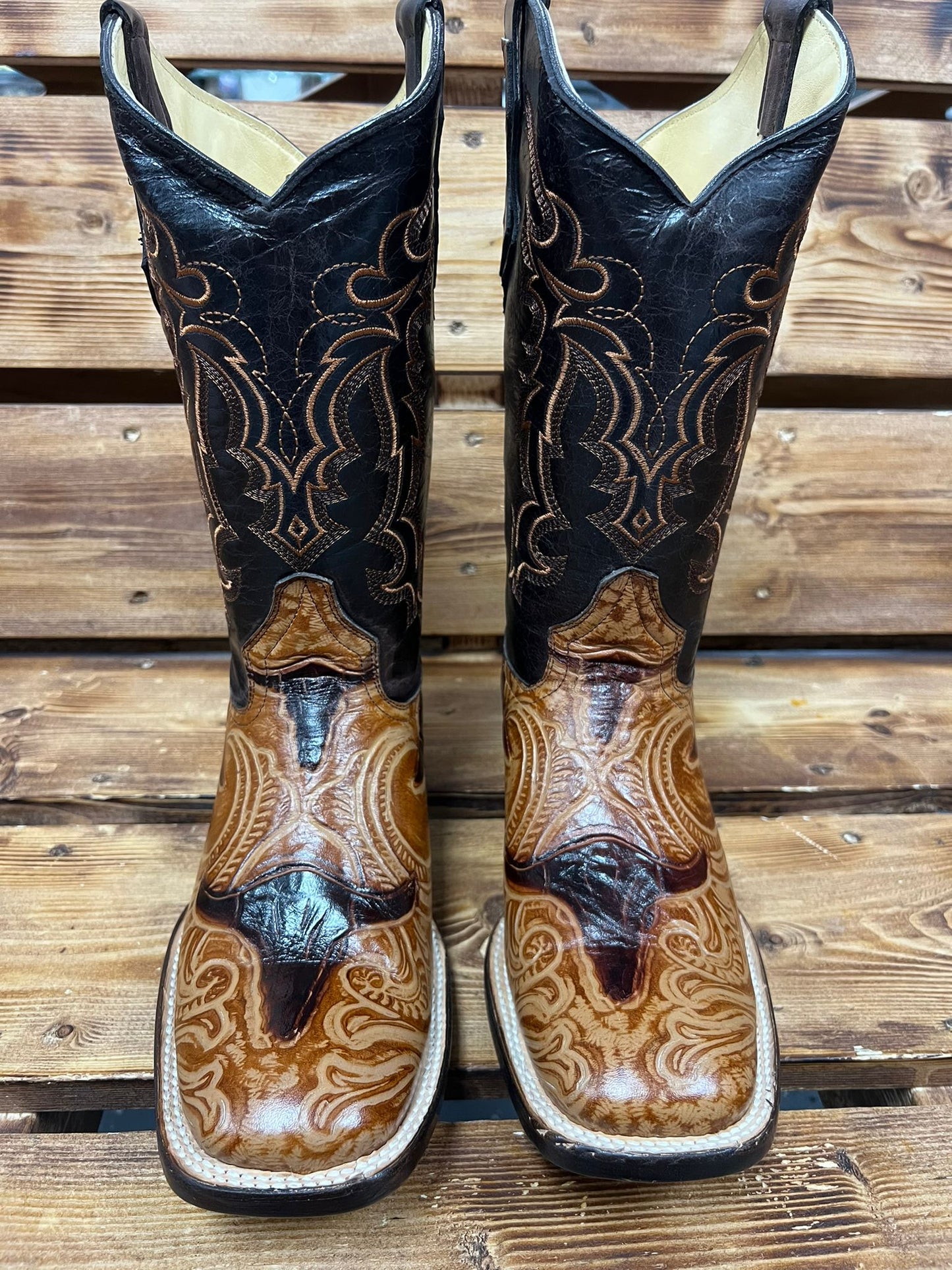 ESTILO VAQUERA PIEL CABEZA DDE VACA COLOR CAFE/ MIEL HORMA BULL DOG