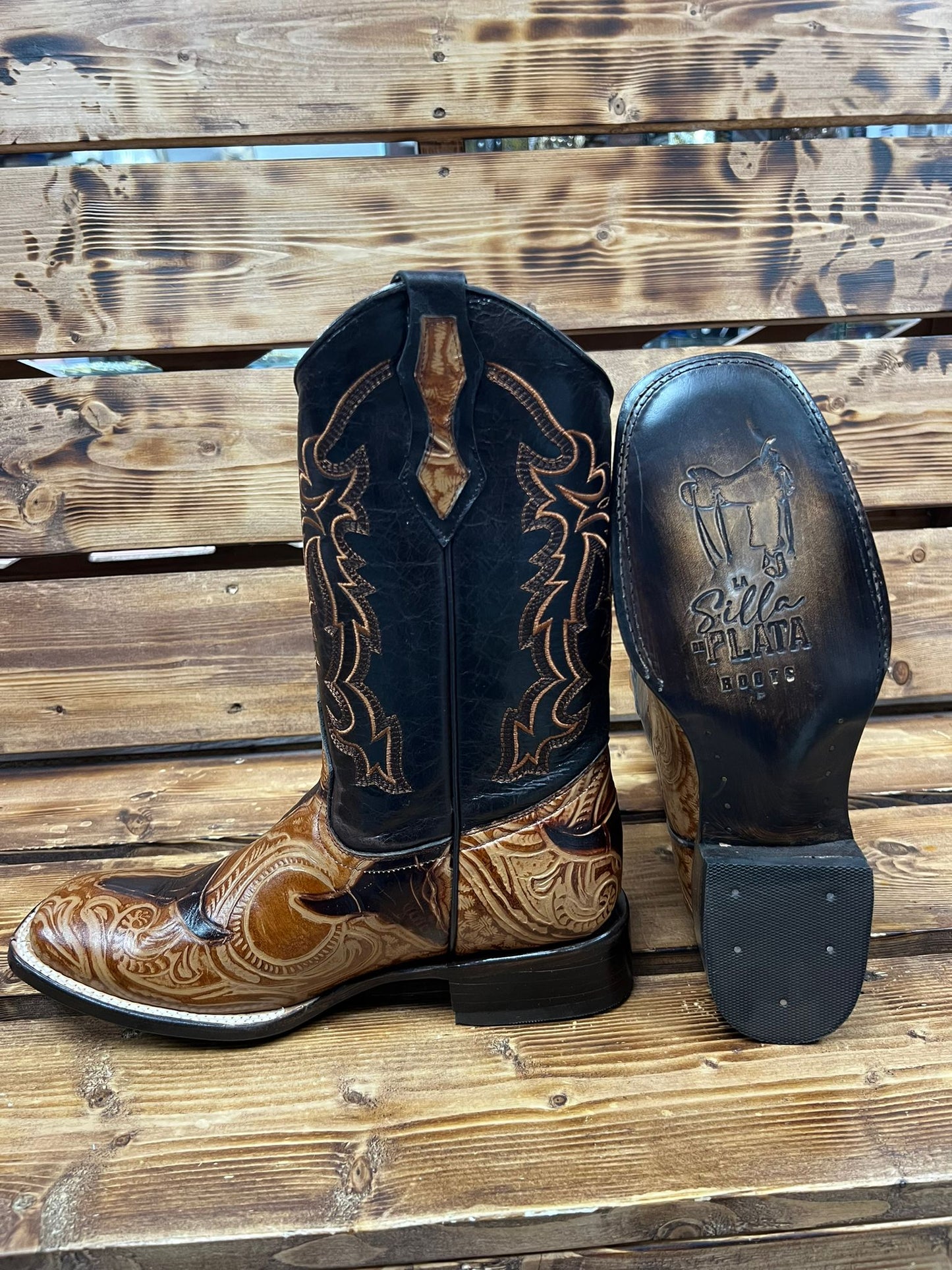 ESTILO VAQUERA PIEL CABEZA DDE VACA COLOR CAFE/ MIEL HORMA BULL DOG